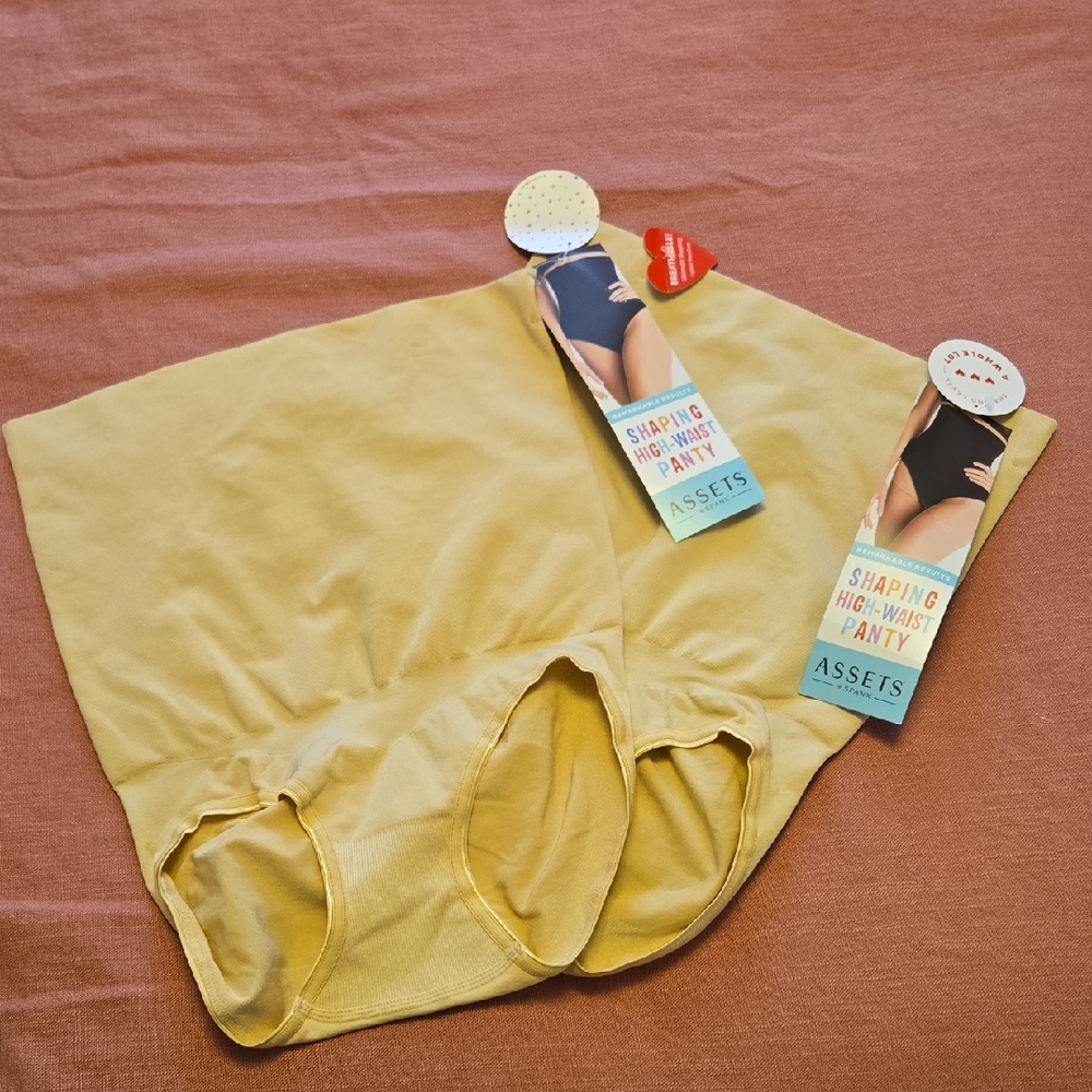 Assets spanx  PANTY  MEDIUM
